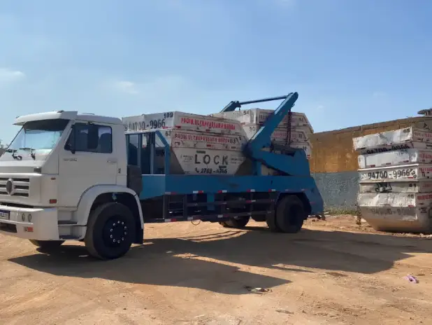 Caçamba para resíduos de construção na Zona Leste