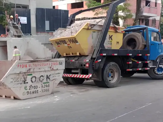 Caçamba para resíduos de poda e jardinagem na Zona Leste